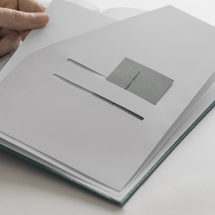 Ένθεση φακέλου εγγράφων στο τέλος του βιβλίου