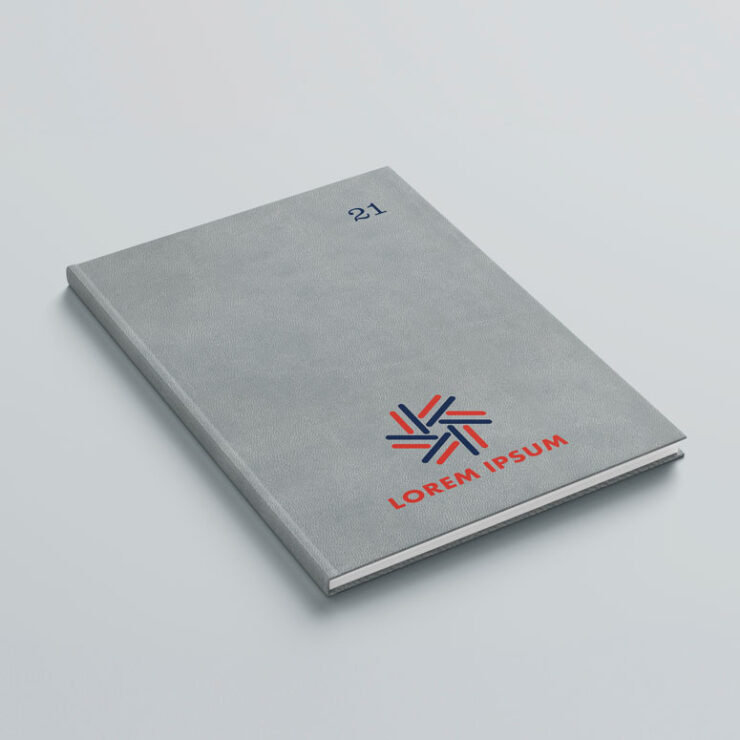 Έγχρωμη εκτύπωση λογοτύπου στο εξώφυλλο ή οπισθόφυλλο του βιβλίου με την μέθοδο της ψηφιακής μεταξοτυπίας, με την οποία επιτυγχάνεται 100% χρωματική κάλυψη επάνω σε διαφορετικών ειδών και υφών υλικά.